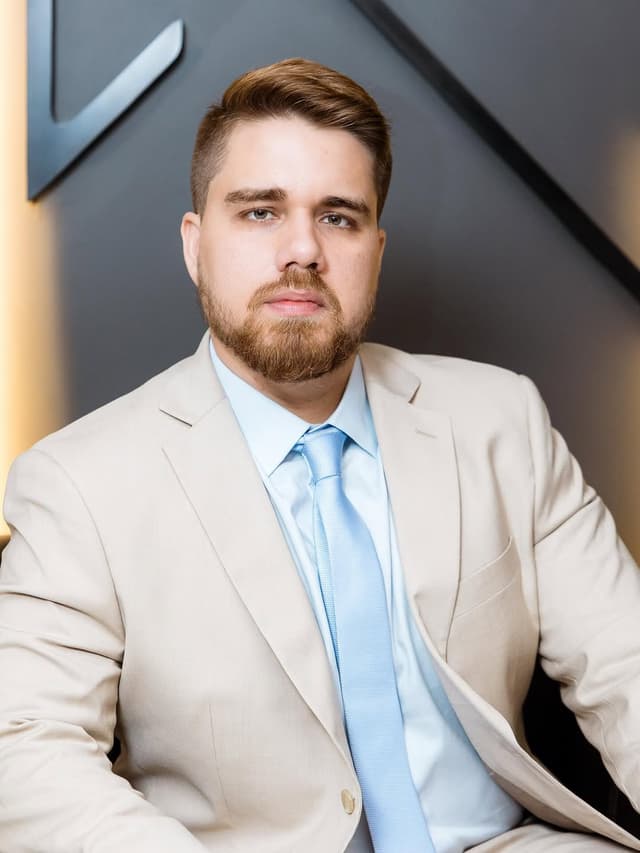 Dr. Gabriel Almendra - Advogado Especialista em Direito Educacional