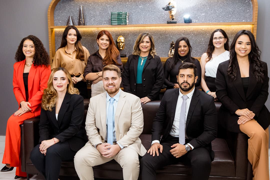Equipe jurídica especializada em direito trabalhista oferecendo consultoria online